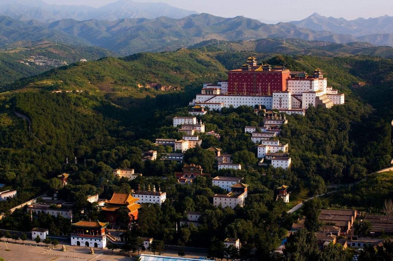 承德，历史与现代交融的美丽画卷——播音稿